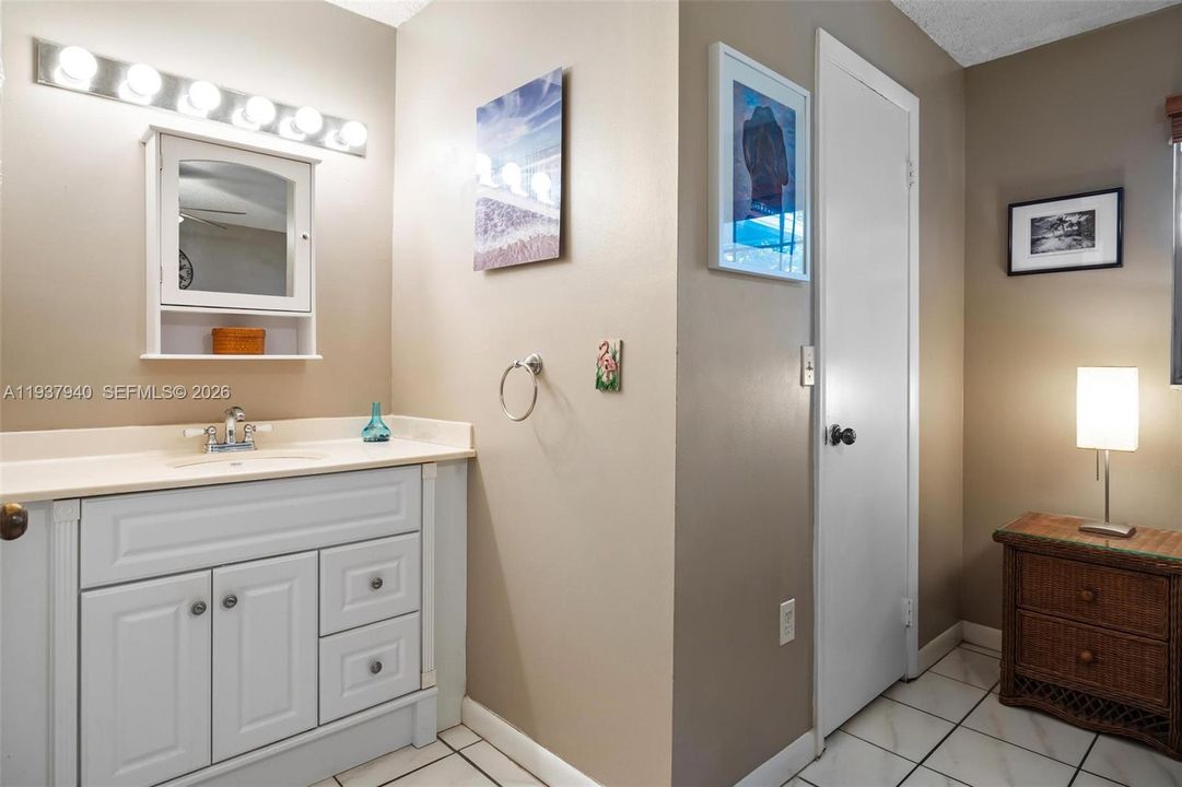 For Sale: $265,000 (2 beds, 2 baths, 935 Square Feet)