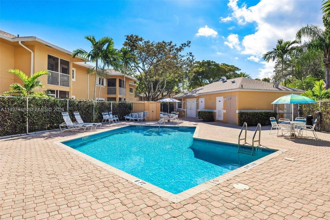 For Sale: $265,000 (2 beds, 2 baths, 935 Square Feet)