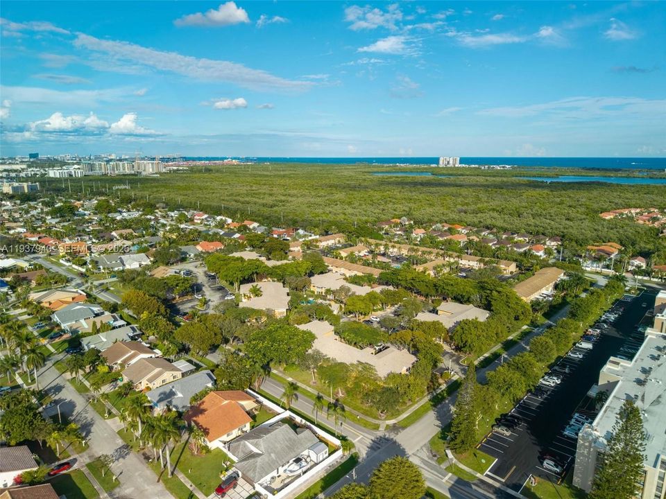 For Sale: $265,000 (2 beds, 2 baths, 935 Square Feet)