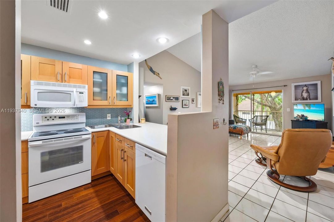 For Sale: $265,000 (2 beds, 2 baths, 935 Square Feet)