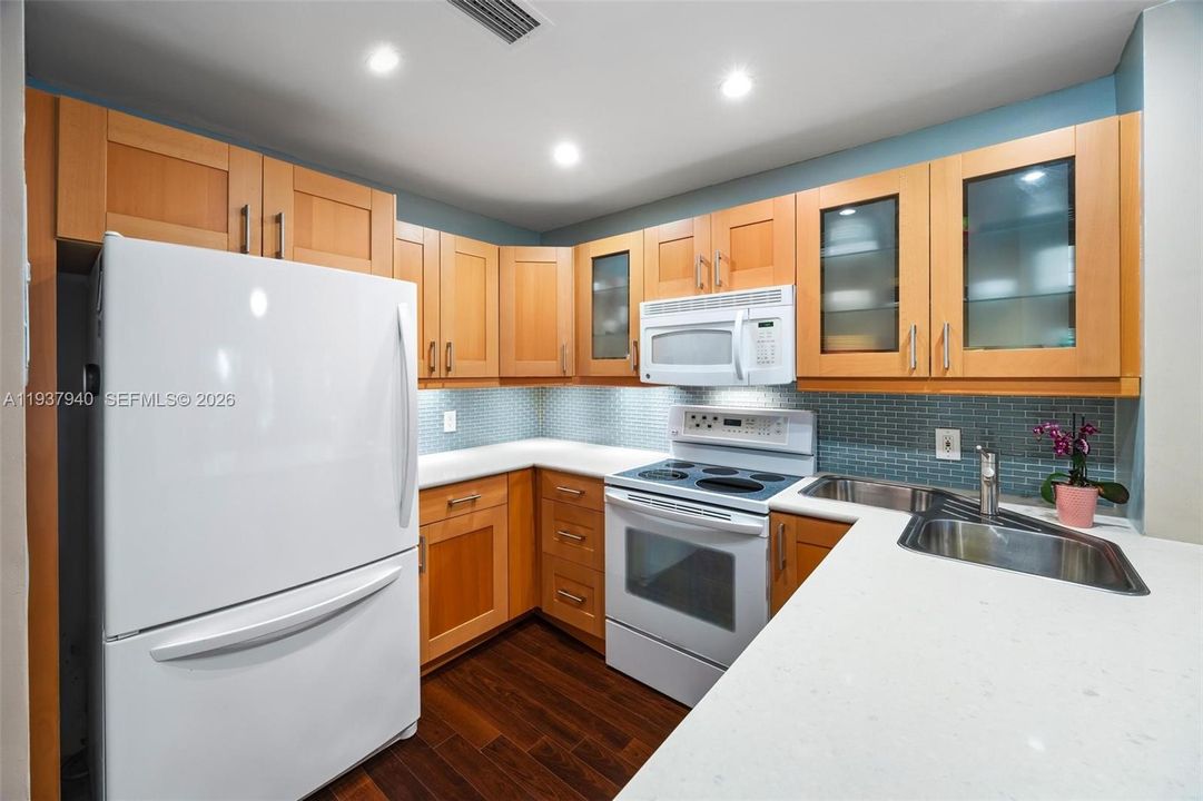 For Sale: $265,000 (2 beds, 2 baths, 935 Square Feet)