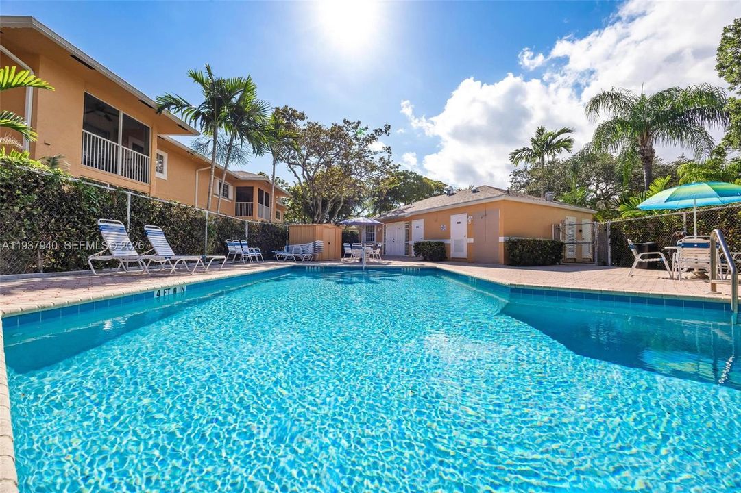 For Sale: $265,000 (2 beds, 2 baths, 935 Square Feet)