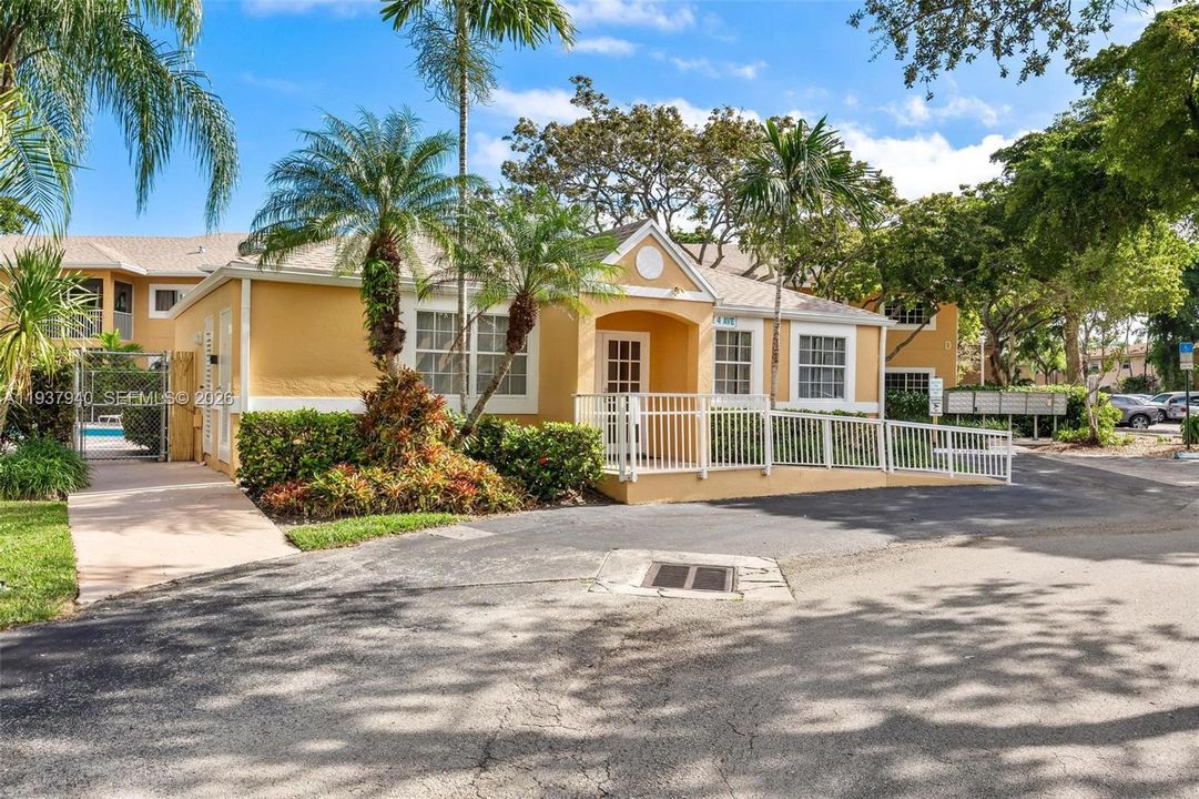 For Sale: $265,000 (2 beds, 2 baths, 935 Square Feet)