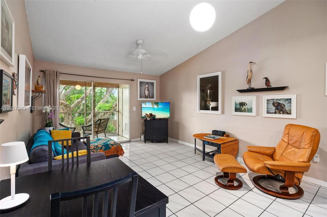 For Sale: $265,000 (2 beds, 2 baths, 935 Square Feet)