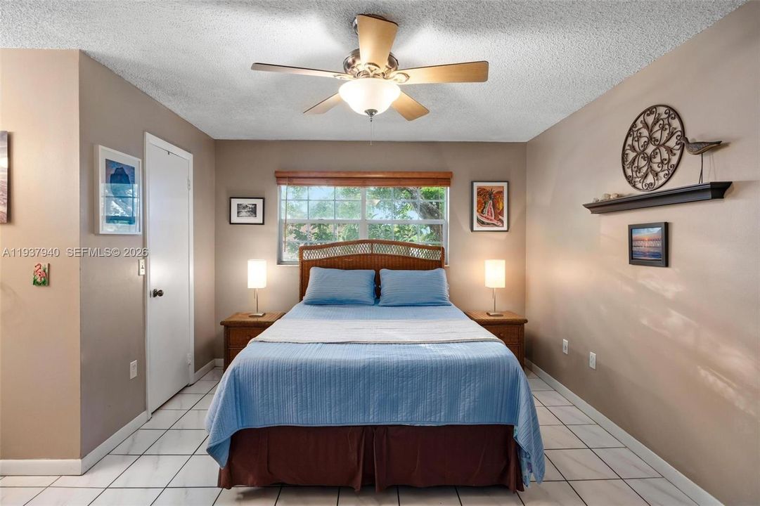 For Sale: $265,000 (2 beds, 2 baths, 935 Square Feet)