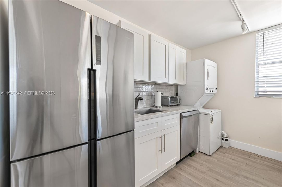 For Rent: $2,800 (1 beds, 1 baths, 785 Square Feet)