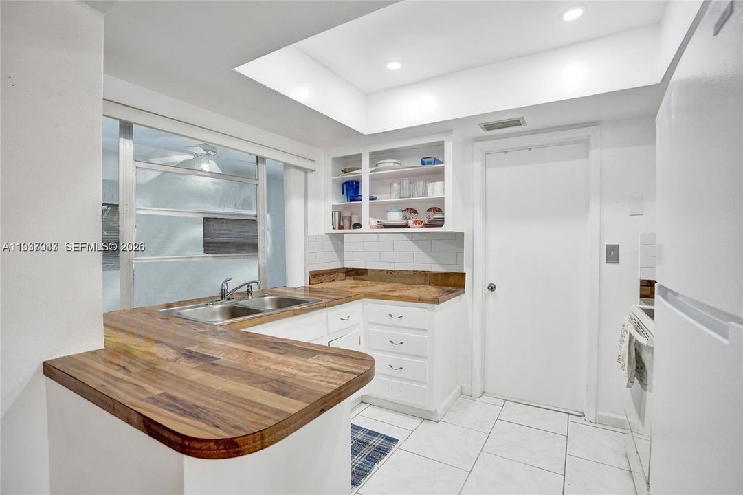 На продажу: $259,900 (2 спален, 1 ванн, 1002 Квадратных фут)