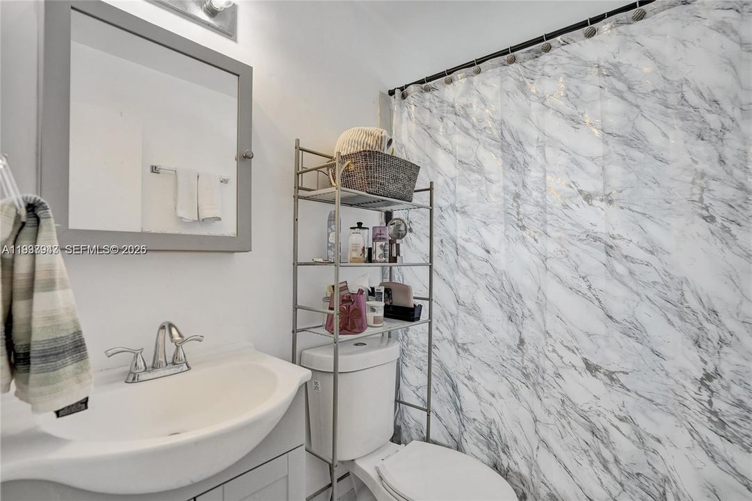 На продажу: $259,900 (2 спален, 1 ванн, 1002 Квадратных фут)