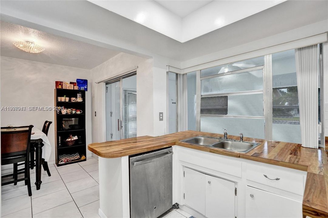 На продажу: $259,900 (2 спален, 1 ванн, 1002 Квадратных фут)