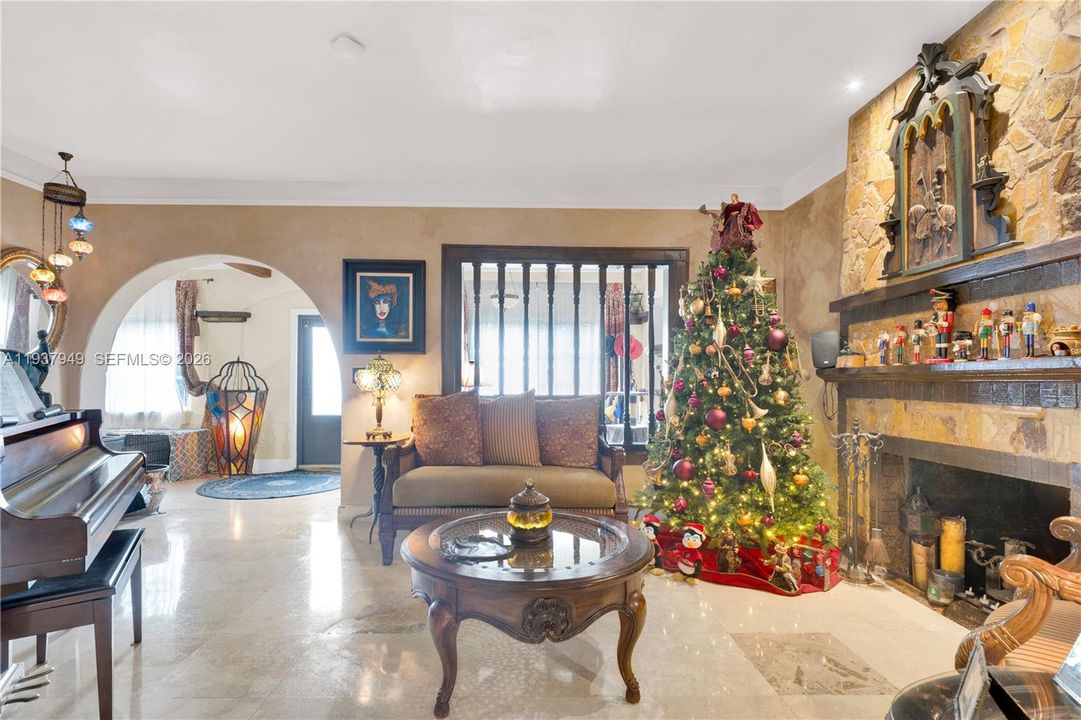 合同活跃: $775,000 (4 贝兹, 2 浴室, 2084 平方英尺)