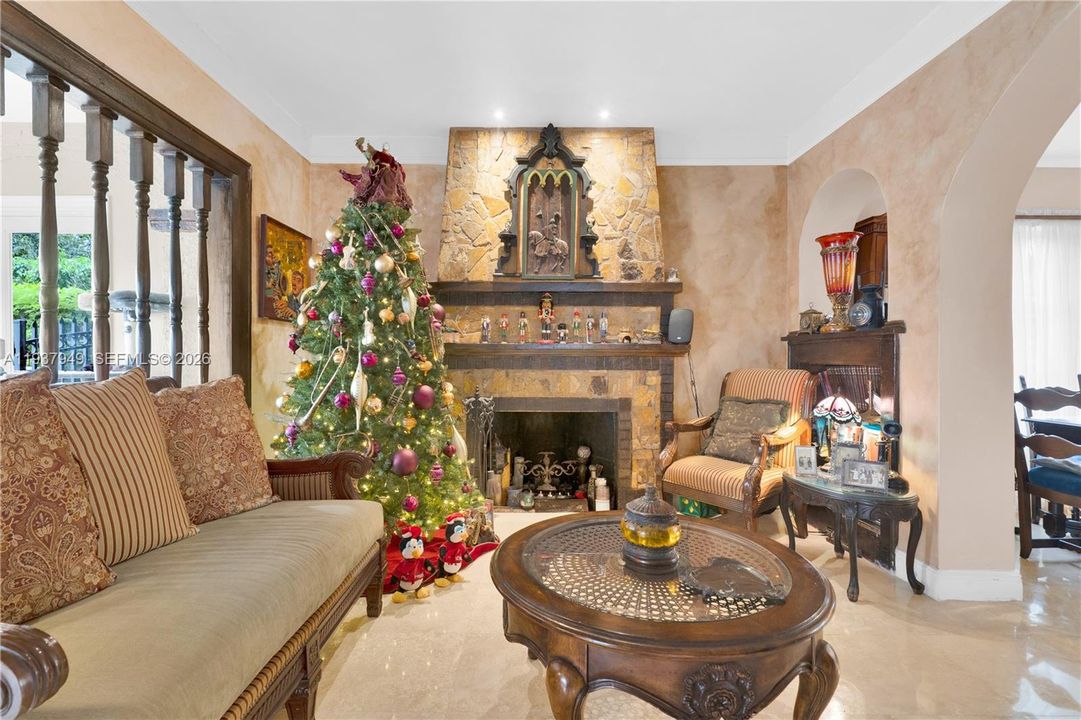 合同活跃: $775,000 (4 贝兹, 2 浴室, 2084 平方英尺)