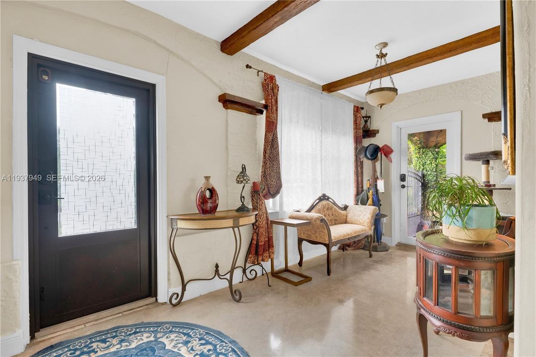 合同活跃: $775,000 (4 贝兹, 2 浴室, 2084 平方英尺)