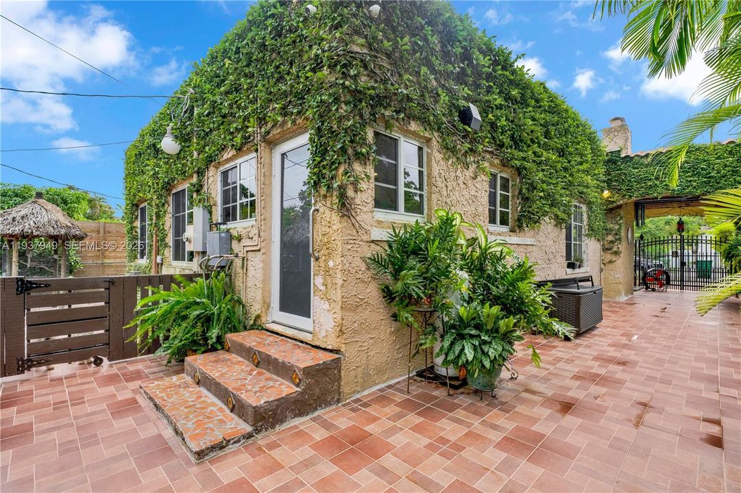 合同活跃: $775,000 (4 贝兹, 2 浴室, 2084 平方英尺)