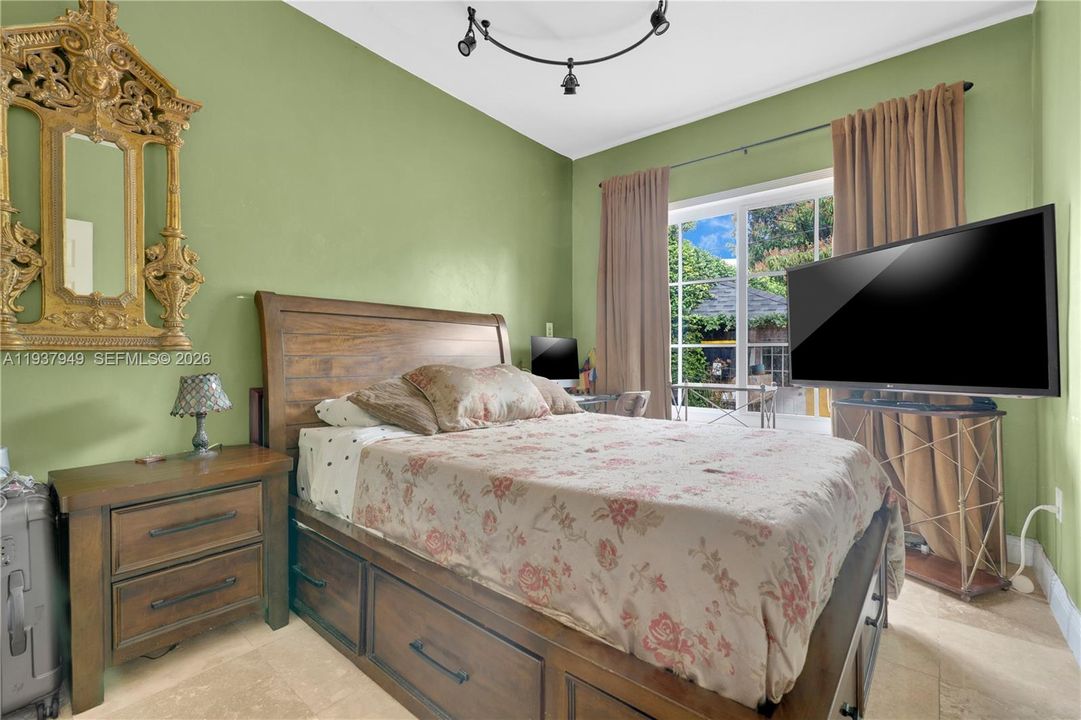 合同活跃: $775,000 (4 贝兹, 2 浴室, 2084 平方英尺)