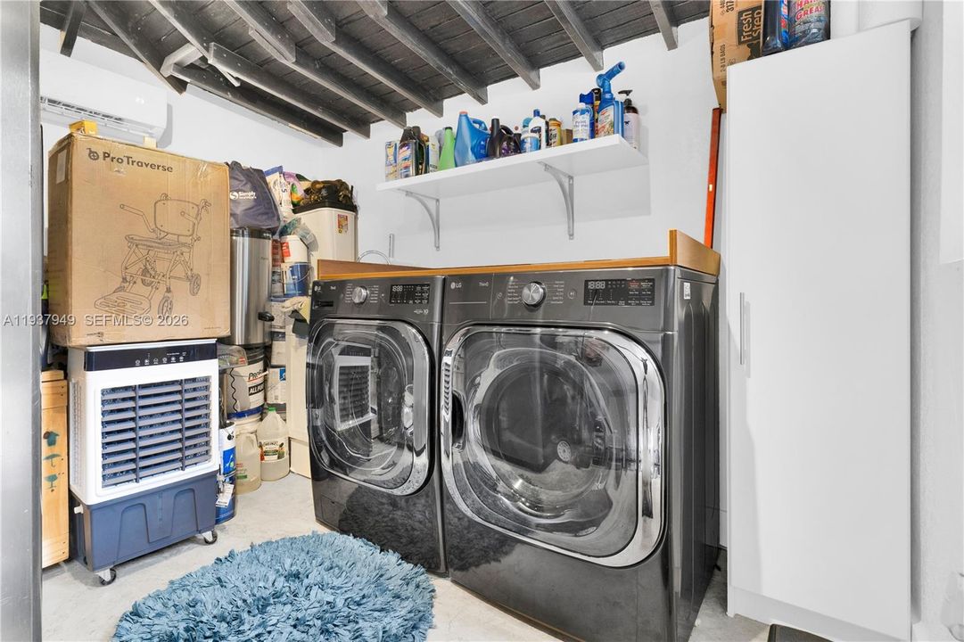 合同活跃: $775,000 (4 贝兹, 2 浴室, 2084 平方英尺)