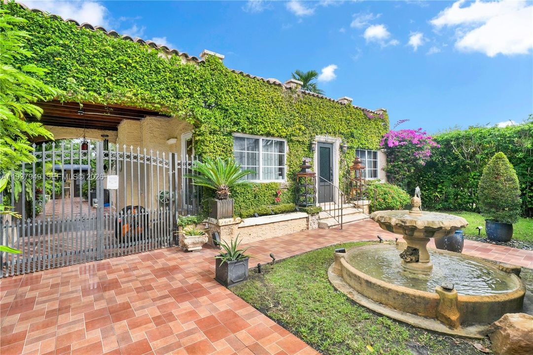 合同活跃: $775,000 (4 贝兹, 2 浴室, 2084 平方英尺)