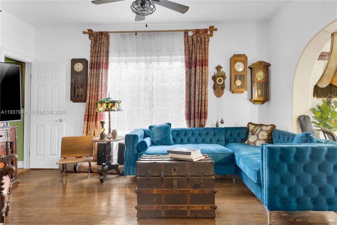 合同活跃: $775,000 (4 贝兹, 2 浴室, 2084 平方英尺)