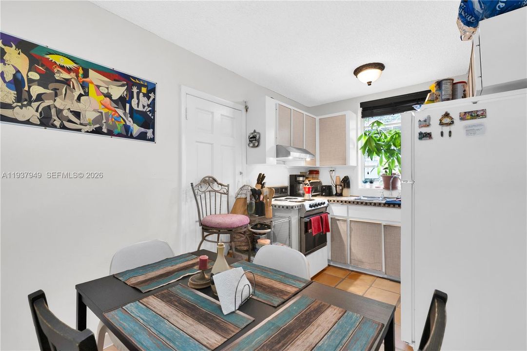 合同活跃: $775,000 (4 贝兹, 2 浴室, 2084 平方英尺)