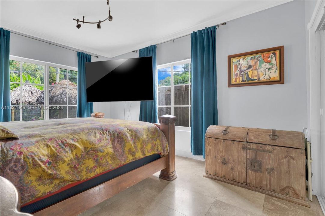 合同活跃: $775,000 (4 贝兹, 2 浴室, 2084 平方英尺)