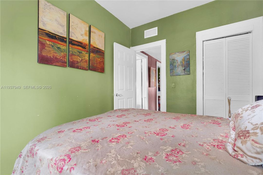 合同活跃: $775,000 (4 贝兹, 2 浴室, 2084 平方英尺)