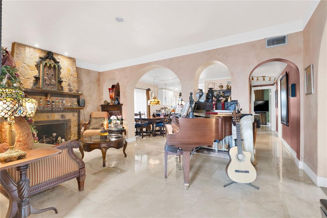 合同活跃: $775,000 (4 贝兹, 2 浴室, 2084 平方英尺)