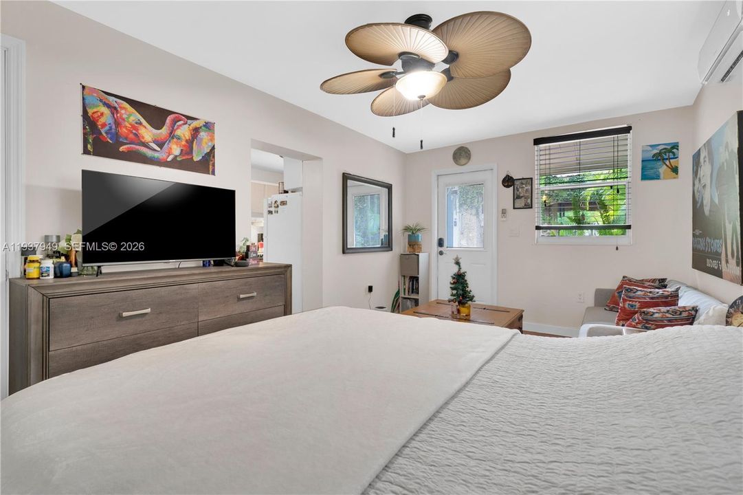 合同活跃: $775,000 (4 贝兹, 2 浴室, 2084 平方英尺)