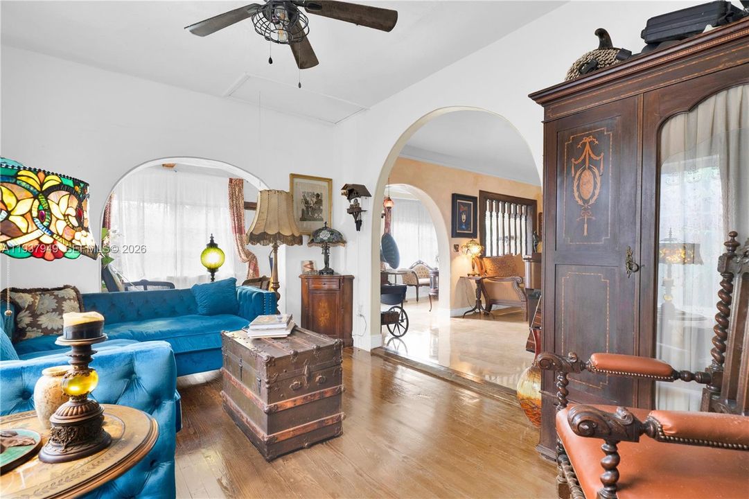 合同活跃: $775,000 (4 贝兹, 2 浴室, 2084 平方英尺)