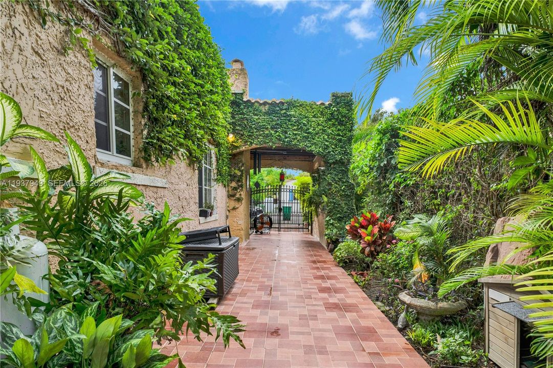 合同活跃: $775,000 (4 贝兹, 2 浴室, 2084 平方英尺)