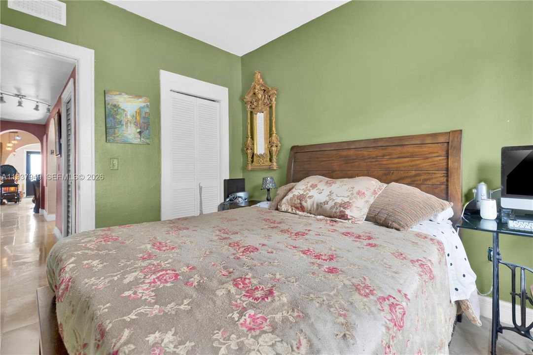 合同活跃: $775,000 (4 贝兹, 2 浴室, 2084 平方英尺)