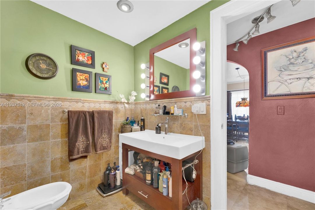 合同活跃: $775,000 (4 贝兹, 2 浴室, 2084 平方英尺)