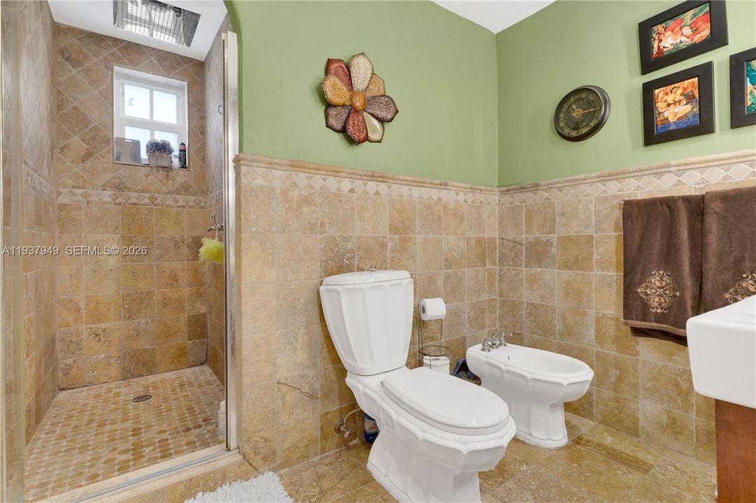 合同活跃: $775,000 (4 贝兹, 2 浴室, 2084 平方英尺)