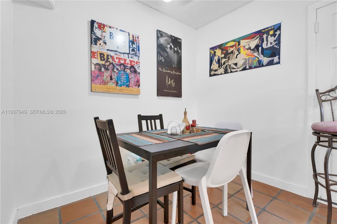 合同活跃: $775,000 (4 贝兹, 2 浴室, 2084 平方英尺)