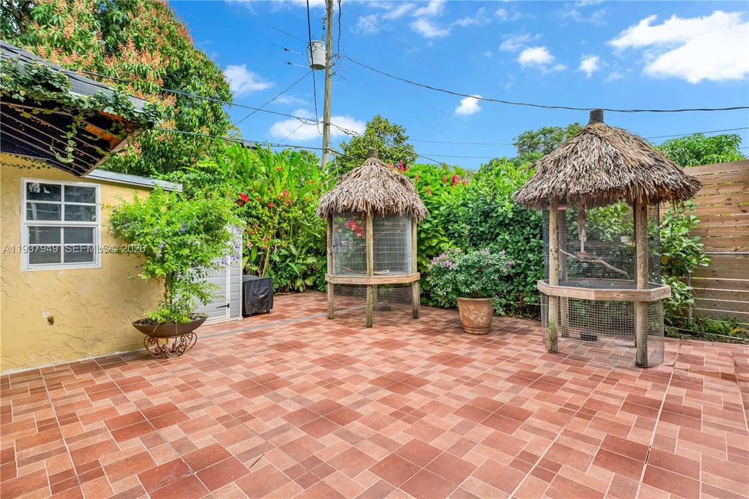 合同活跃: $775,000 (4 贝兹, 2 浴室, 2084 平方英尺)