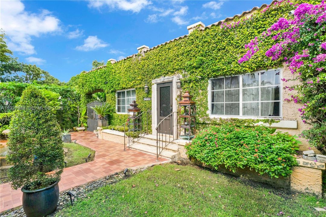 合同活跃: $775,000 (4 贝兹, 2 浴室, 2084 平方英尺)