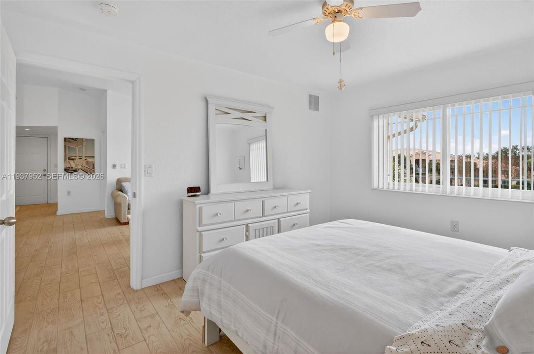 待售: $209,000 (2 贝兹, 2 浴室, 960 平方英尺)