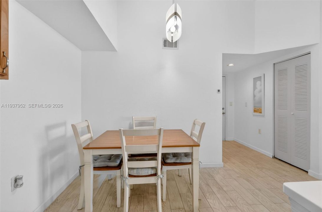 待售: $209,000 (2 贝兹, 2 浴室, 960 平方英尺)