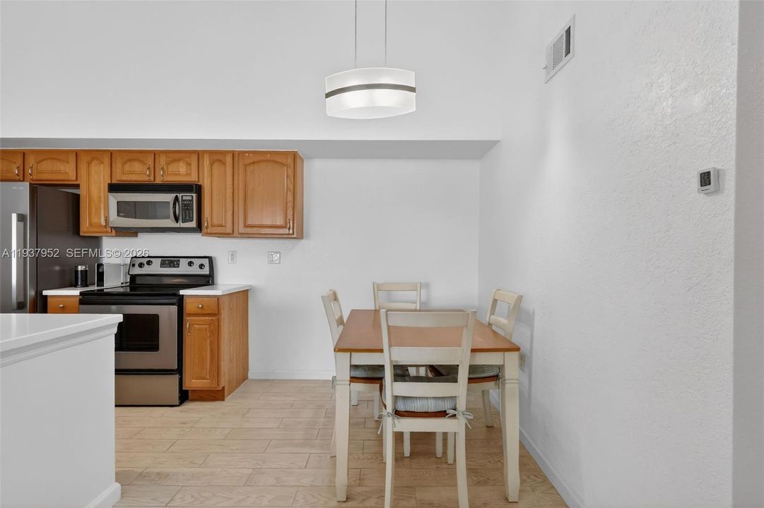 待售: $209,000 (2 贝兹, 2 浴室, 960 平方英尺)