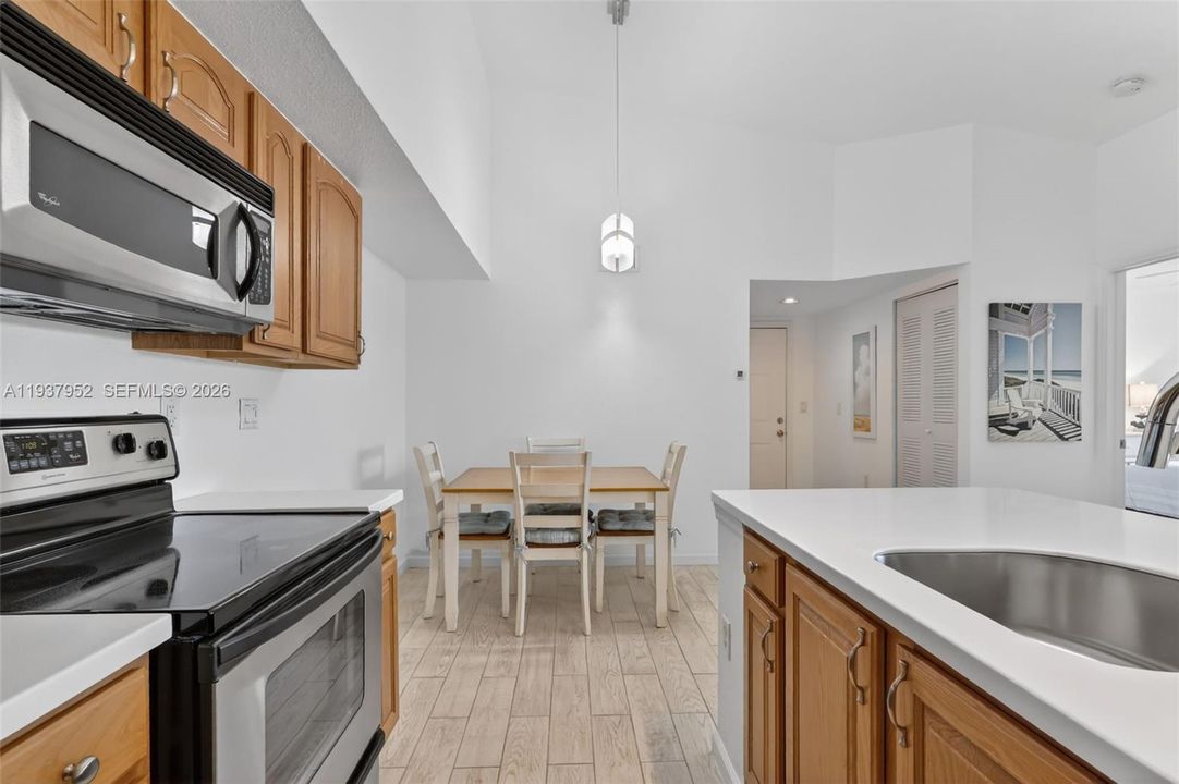 待售: $209,000 (2 贝兹, 2 浴室, 960 平方英尺)