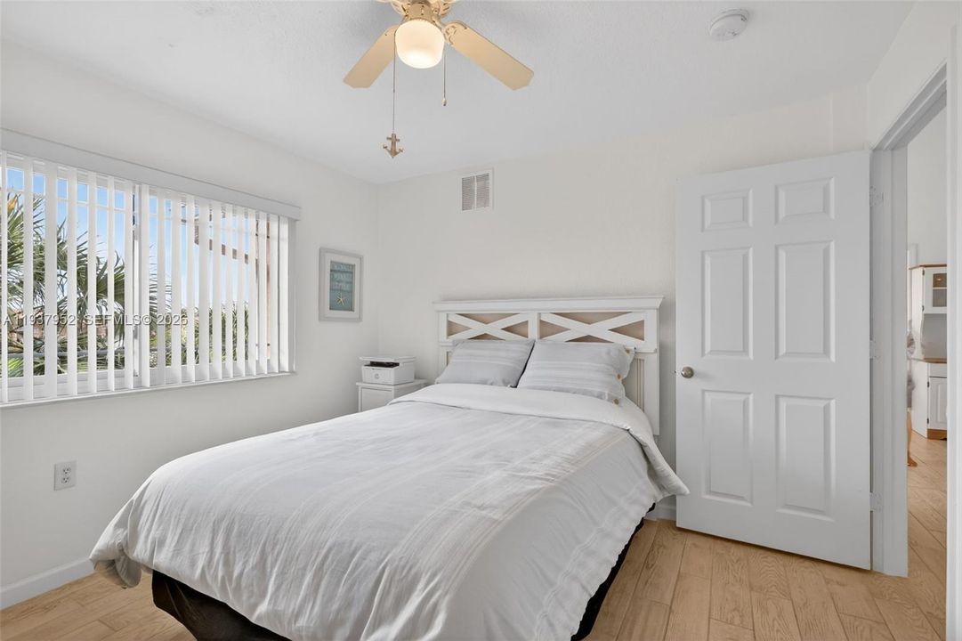 待售: $209,000 (2 贝兹, 2 浴室, 960 平方英尺)