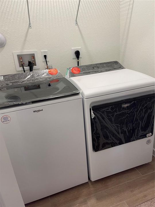 合同活跃: $3,000 (4 贝兹, 2 浴室, 1826 平方英尺)