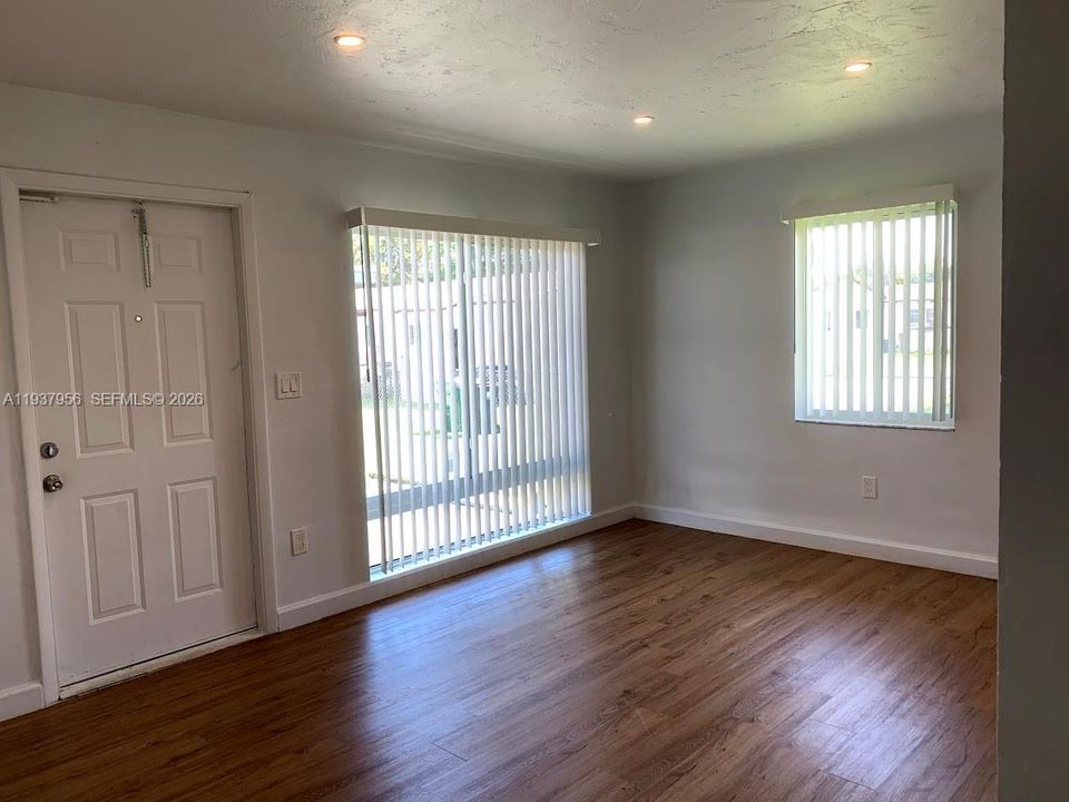 出租: $1,895 (2 贝兹, 1 浴室, 725 平方英尺)