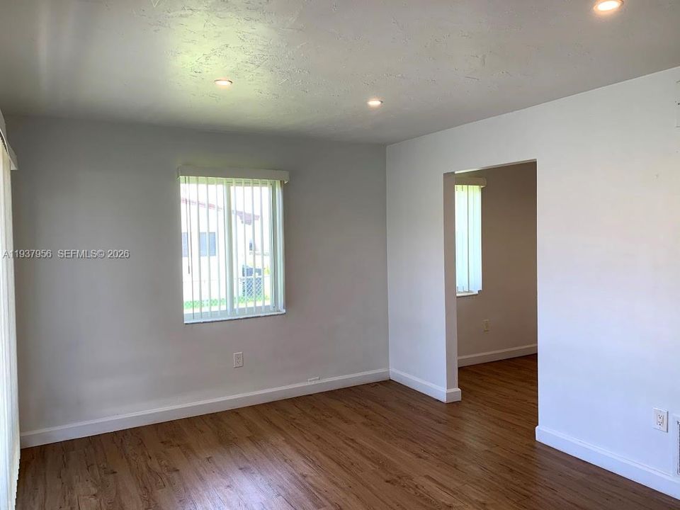 出租: $1,895 (2 贝兹, 1 浴室, 725 平方英尺)