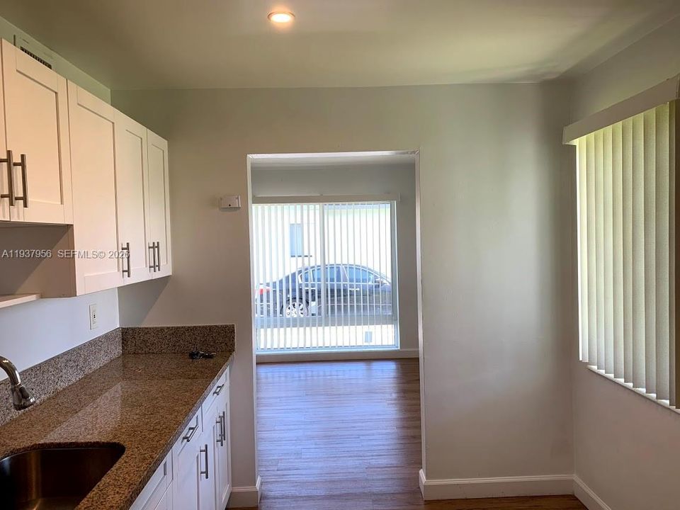 出租: $1,895 (2 贝兹, 1 浴室, 725 平方英尺)