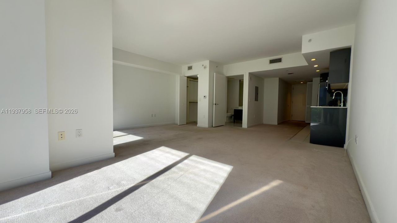 В аренду: $2,350 (0 спален, 1 ванн, 551 Квадратных фут)