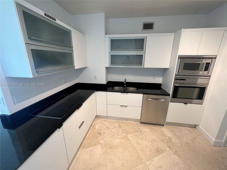 出租: $12,500 (2 贝兹, 2 浴室, 1759 平方英尺)