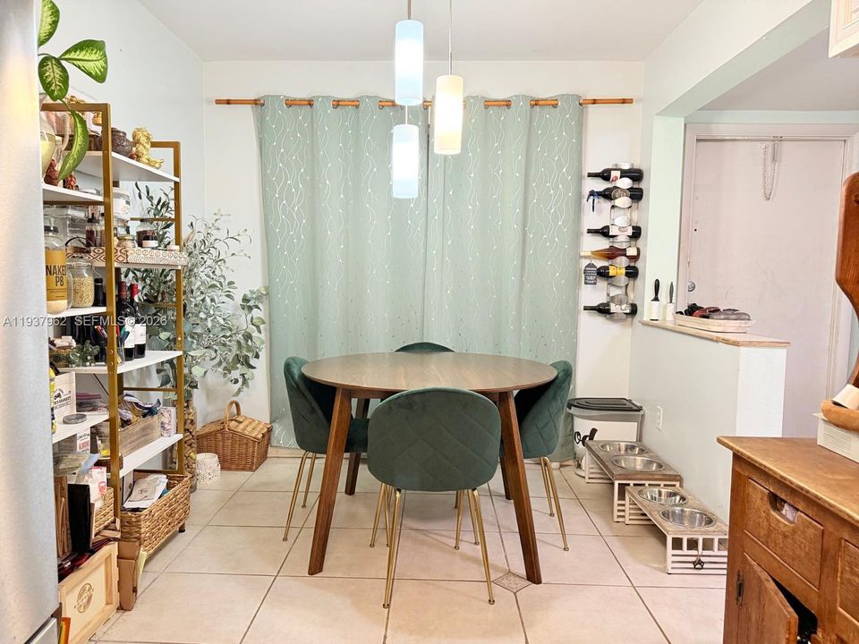 En Venta: $399,000 (4 camas, 2 baños, 1670 Pies cuadrados)