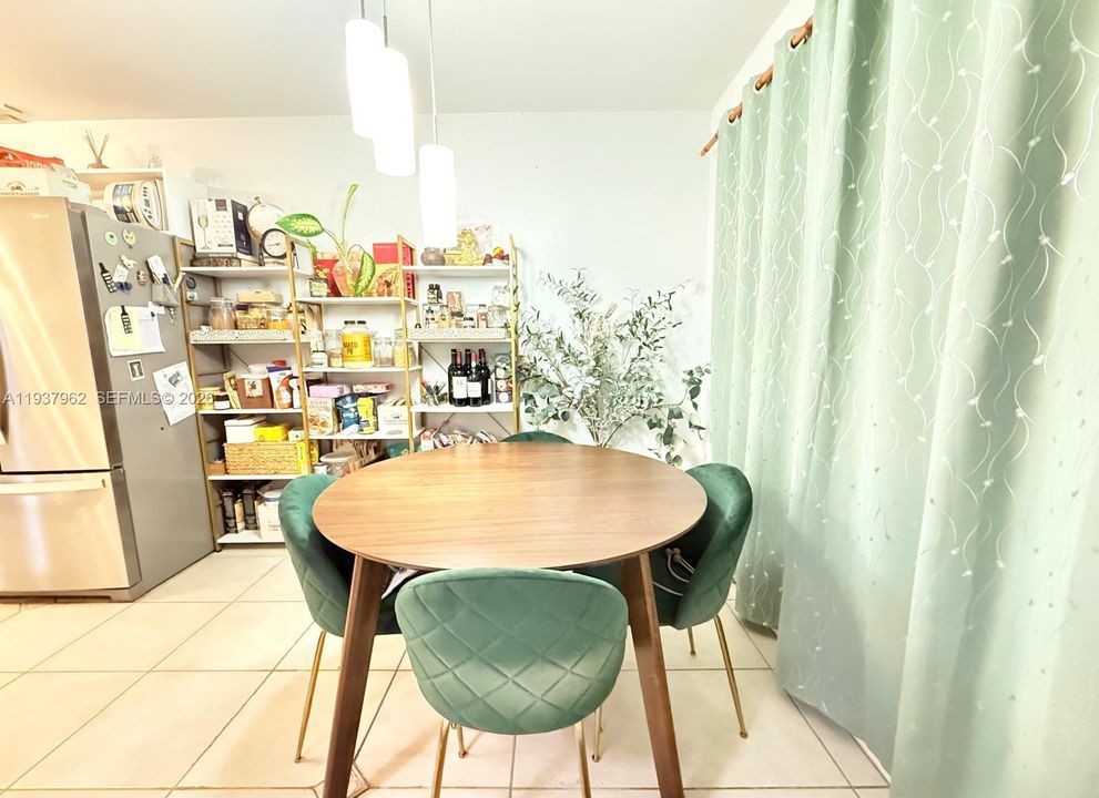 En Venta: $399,000 (4 camas, 2 baños, 1670 Pies cuadrados)