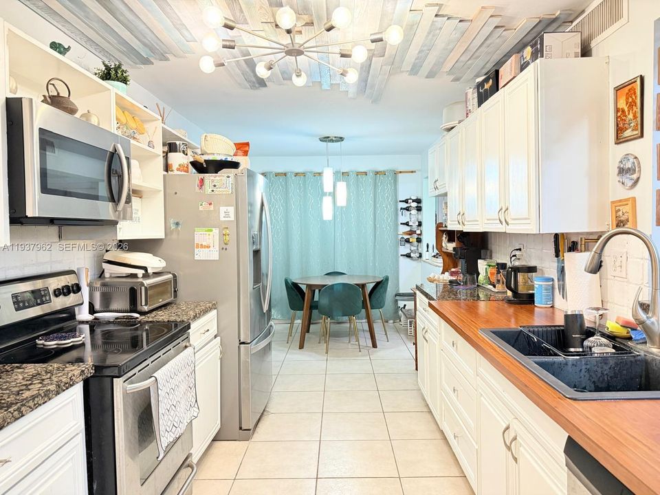 En Venta: $399,000 (4 camas, 2 baños, 1670 Pies cuadrados)