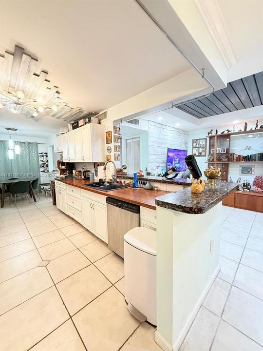 En Venta: $399,000 (4 camas, 2 baños, 1670 Pies cuadrados)