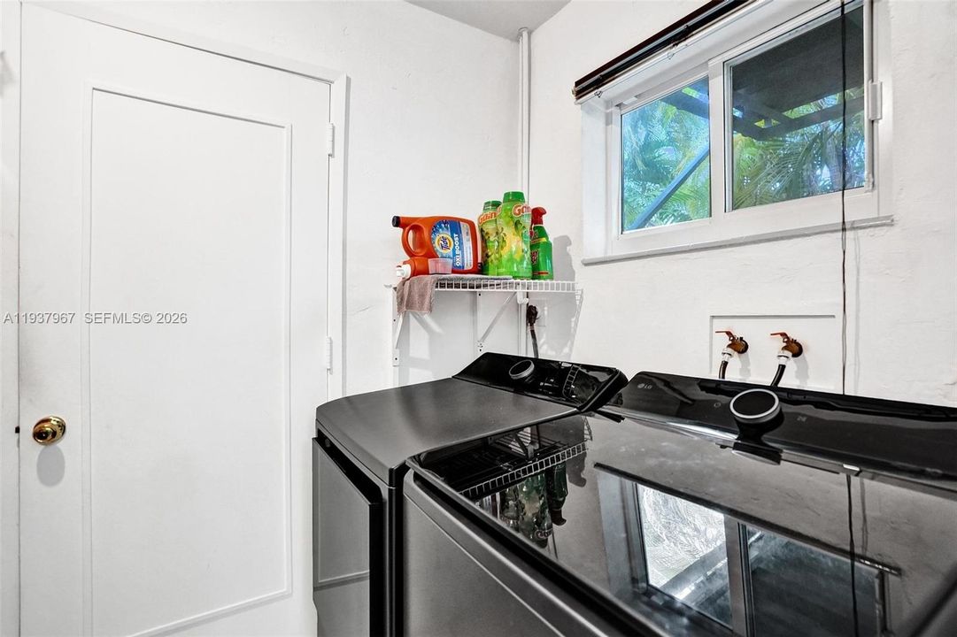 For Sale: $595,000 (3 beds, 2 baths, 1449 Square Feet)